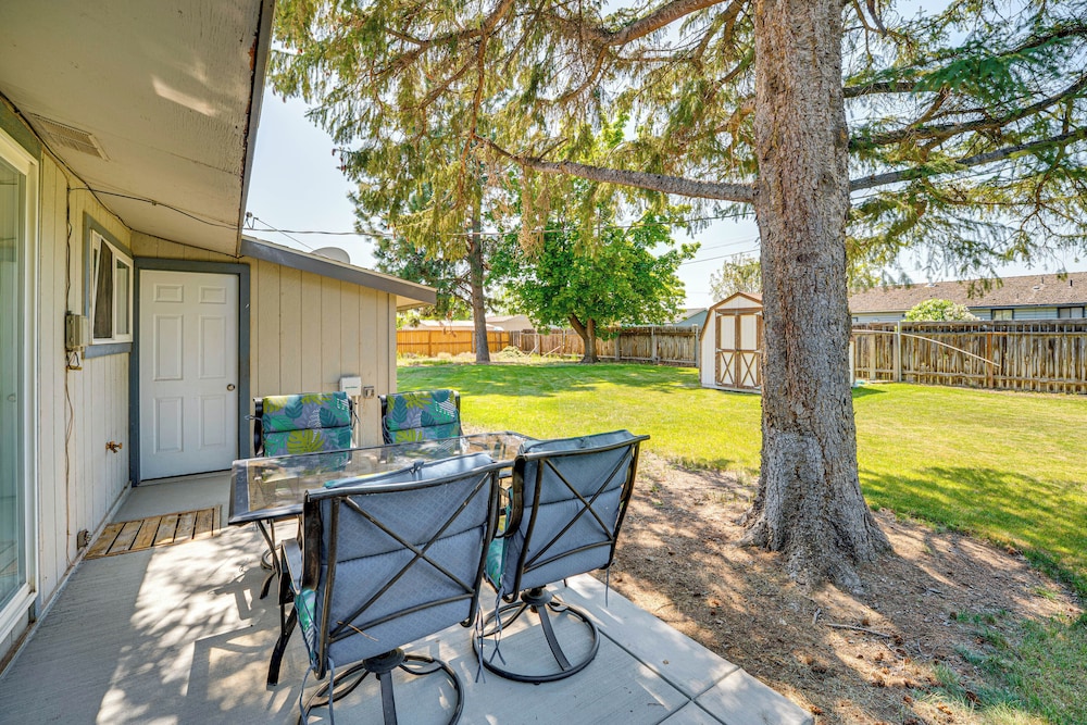 9 Mi to The Gorge: Updated Retreat w/ Yard!
