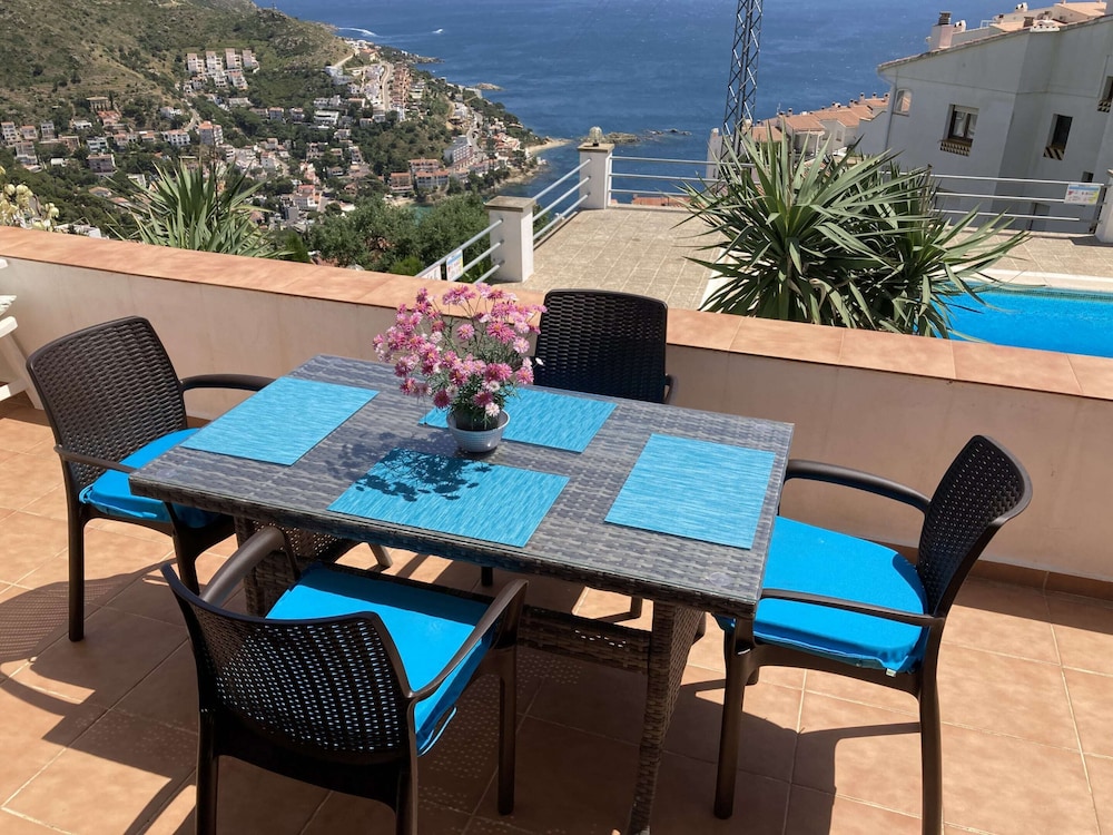 Apartment in Roses Near Waterfront & Mountains