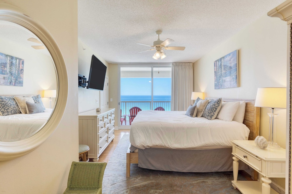 Sea Spray by Avantstay Beachfront Condo