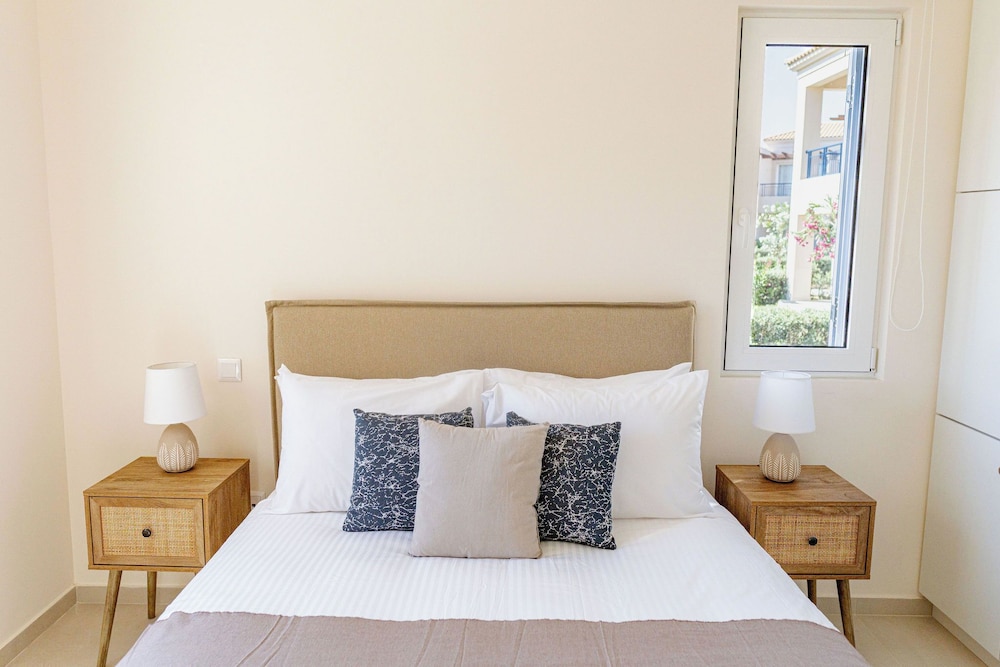Phaedrus Living: Seaside Thalassa Cretan 102