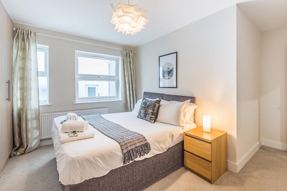 Luxurious Modern One Bedroom Apartment view 2