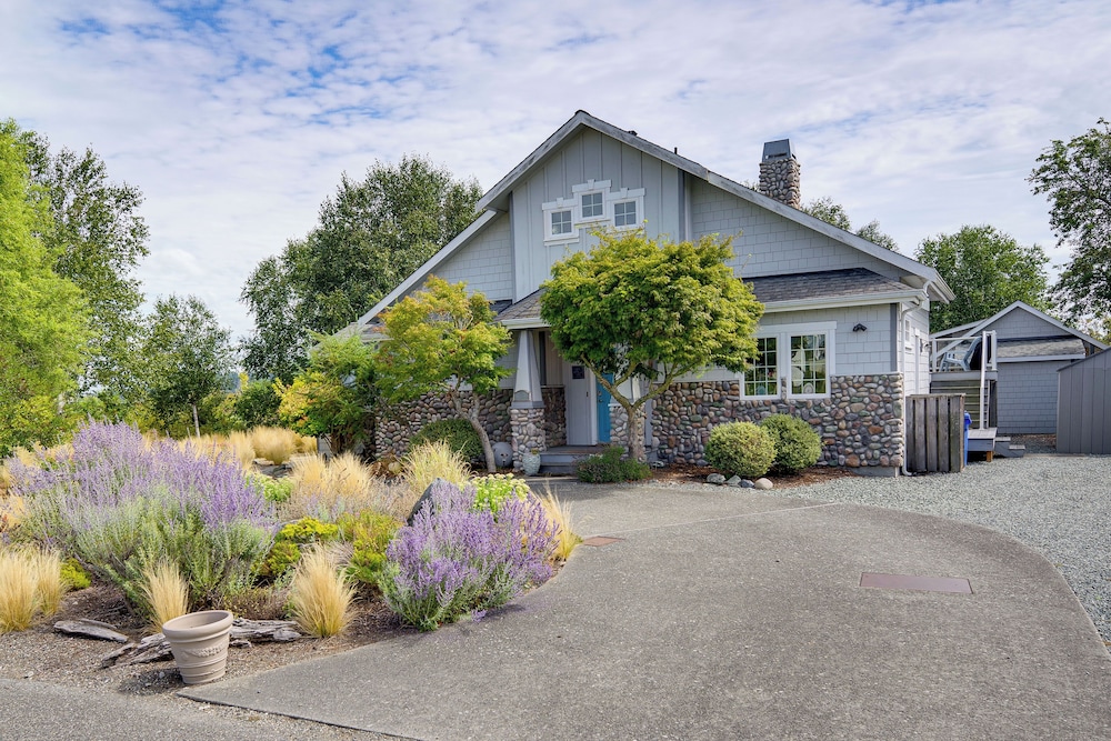 Steps to Beach: Home w/ Hot Tub in Oak Harbor!