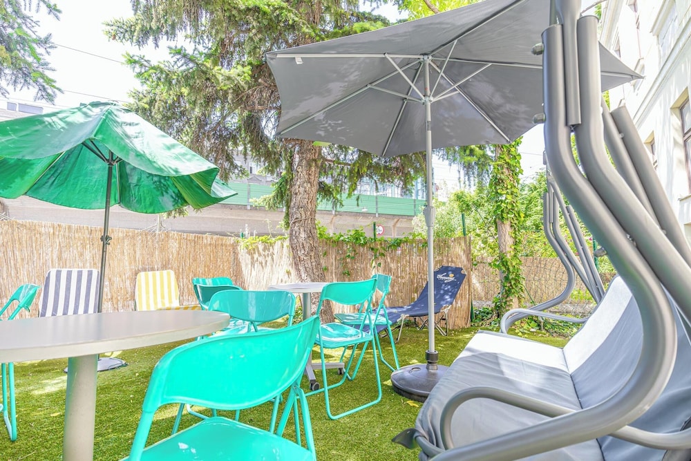 Charming 2BR Apt in Prime Location