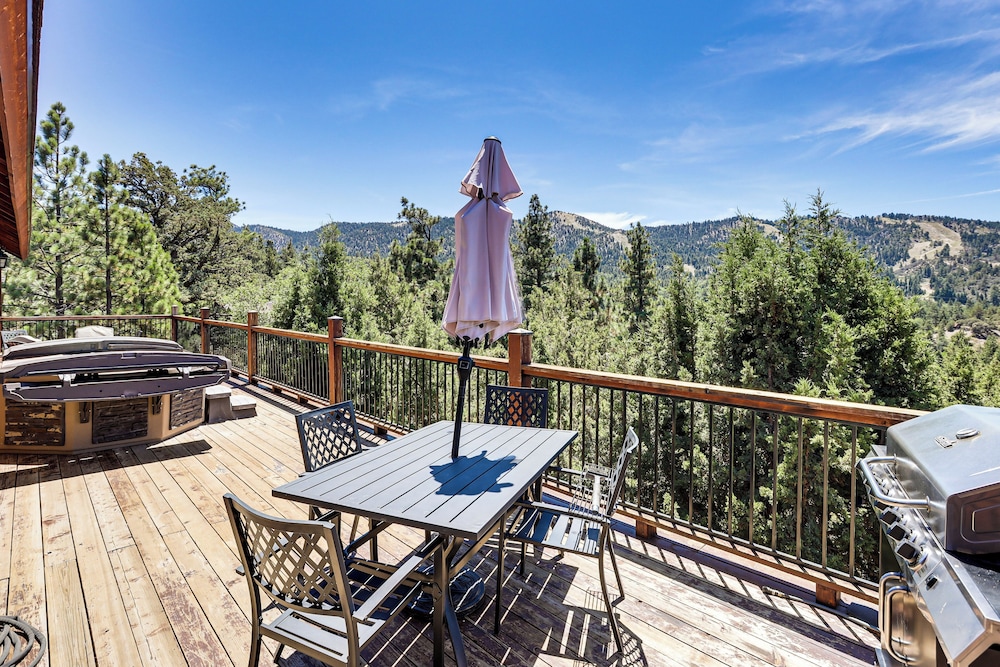 Hot Tub + Game Room: Mtn-view Retreat in Big Bear!
