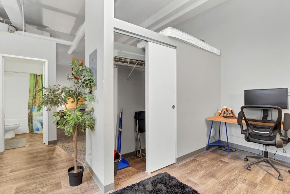 Comfortable 1BR Apt in Historic Downtown Building