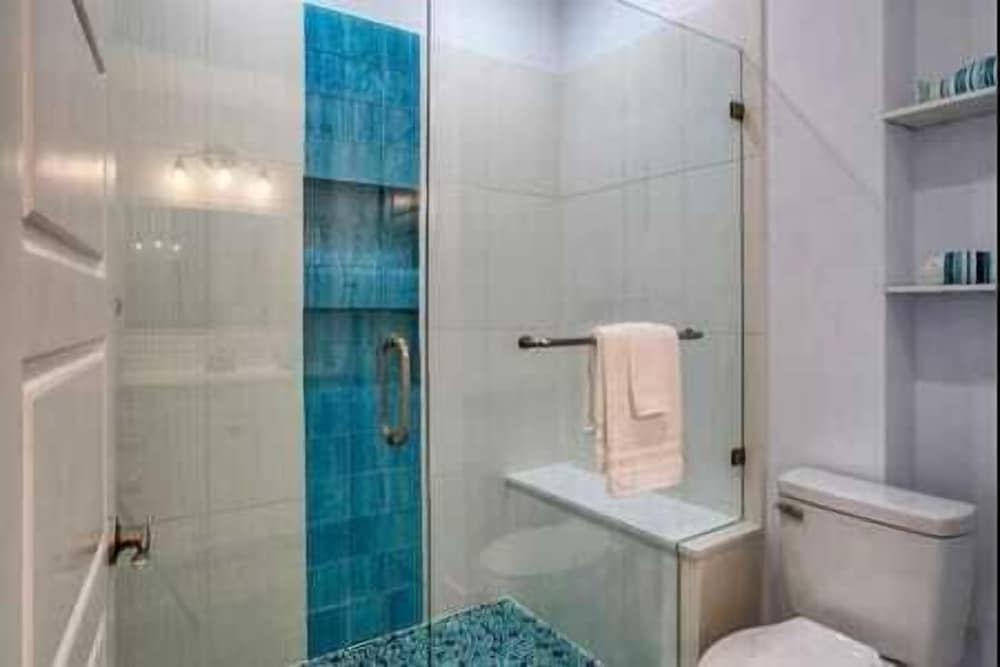 Sleeps 22! 2 Homes Priv Pool, Putting Green, Bar, Deck, Prime Port A Location