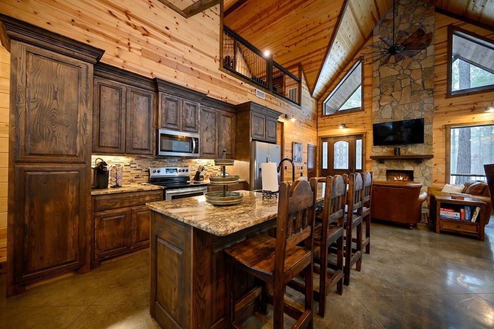 Cabin Vibe - Bunkroom - 3 King - Firepit - Shuffleboard