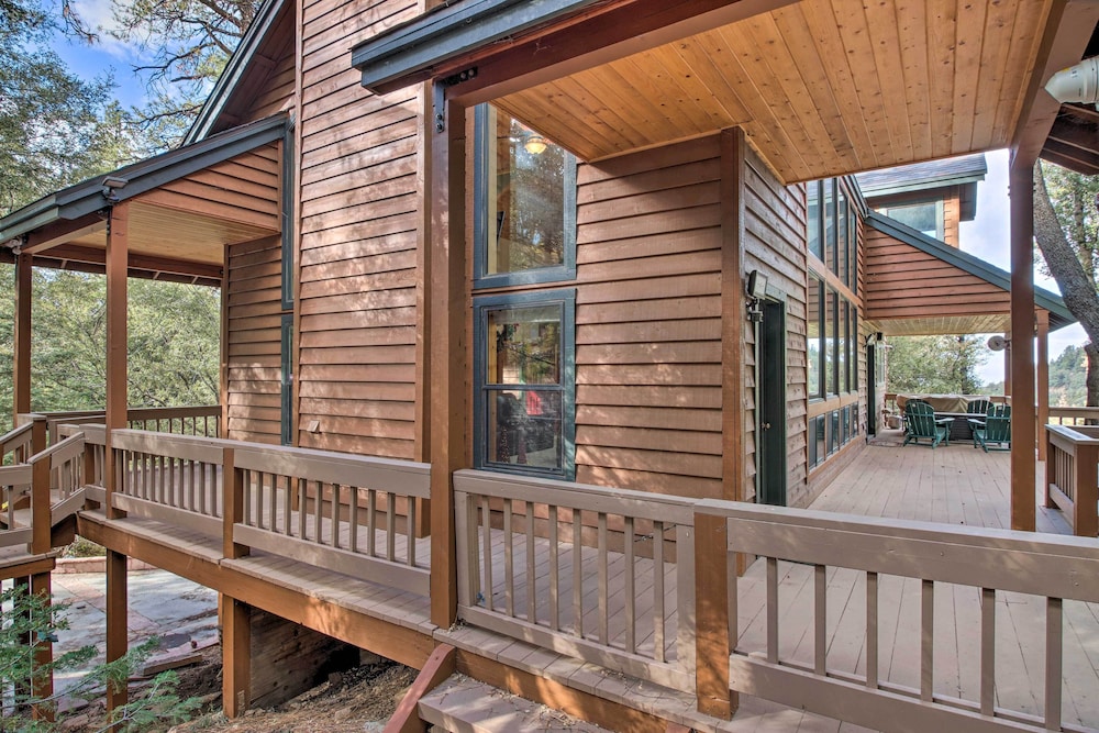 Spacious Pine Mountain Club Cabin w/ Fire Pit