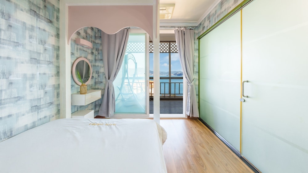 Geoje Kkachi and Santorini Pension
