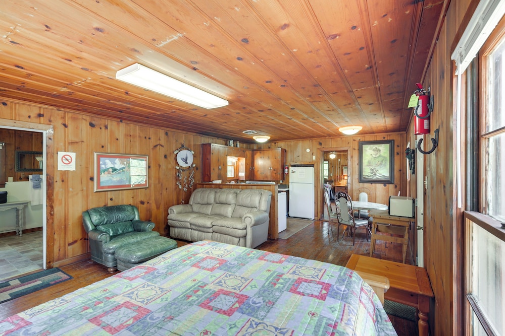 On-site Trails! Cozy Whitney Cottage 2 Mi to Lake