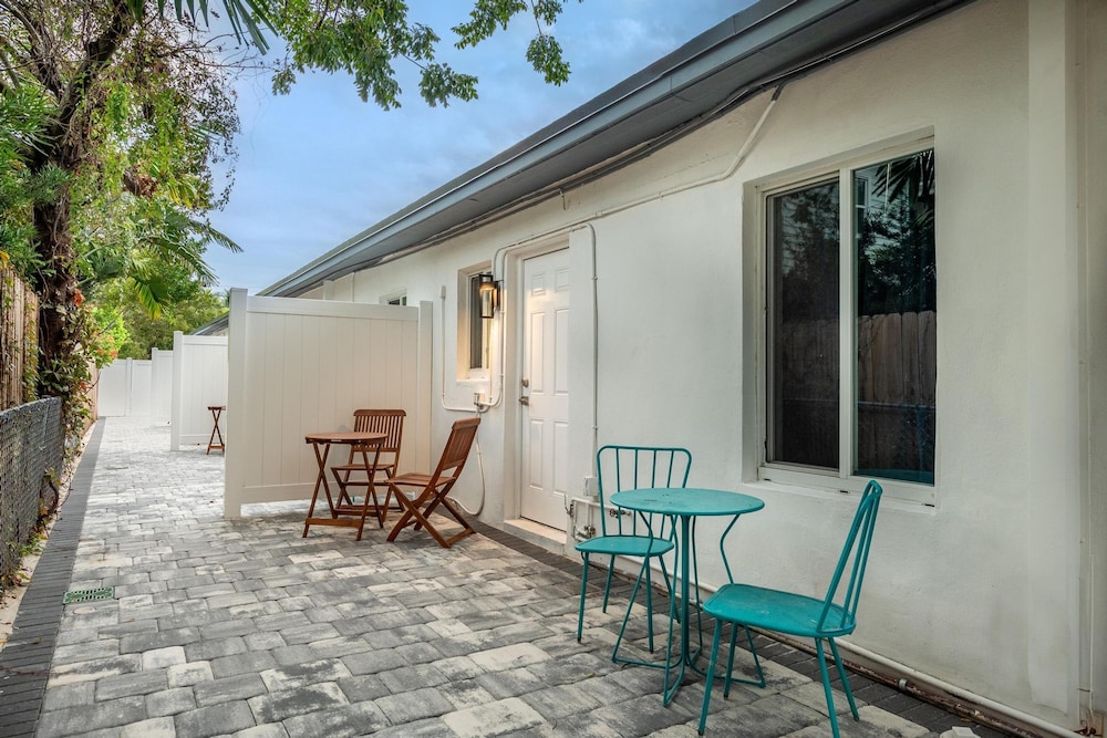 Uhost AI 4-unit Gem Mins to Las Olas Beach
