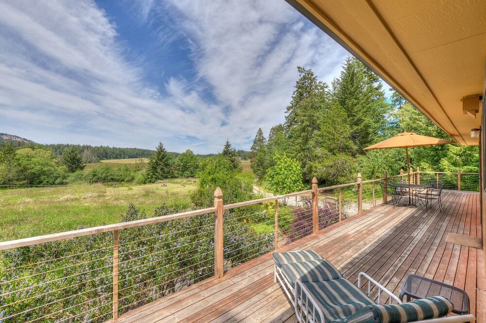 The Cedar Field Vacation House