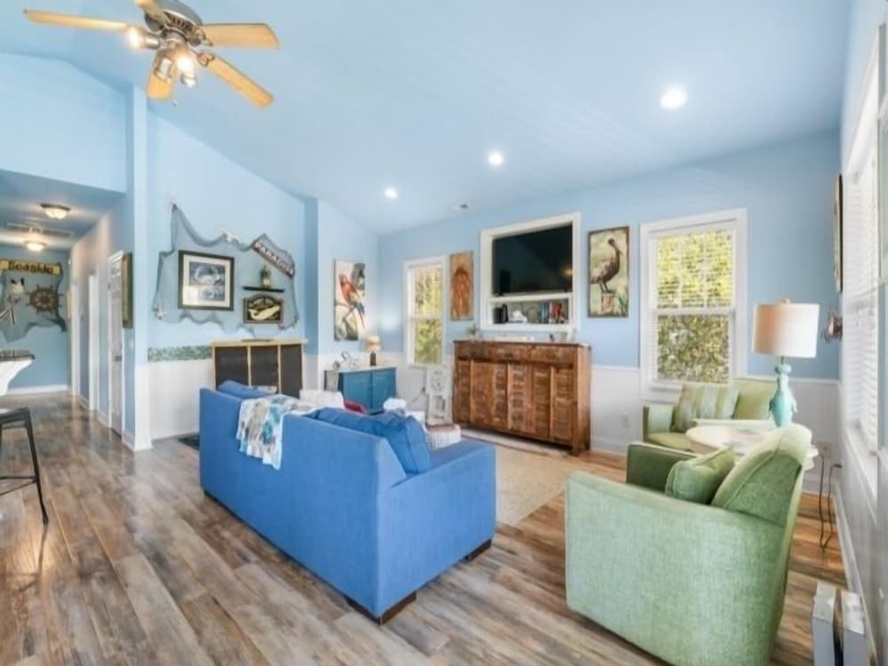 Atlantis Blue - Relaxing Beach Getaway Home Directly Across The Street From Beach Access! 5 Bedroom Home by RedAwning