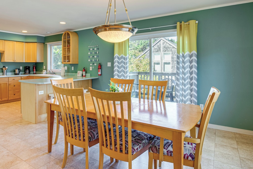 Walk to Shore: Home w/ Deck in Rockaway Beach!