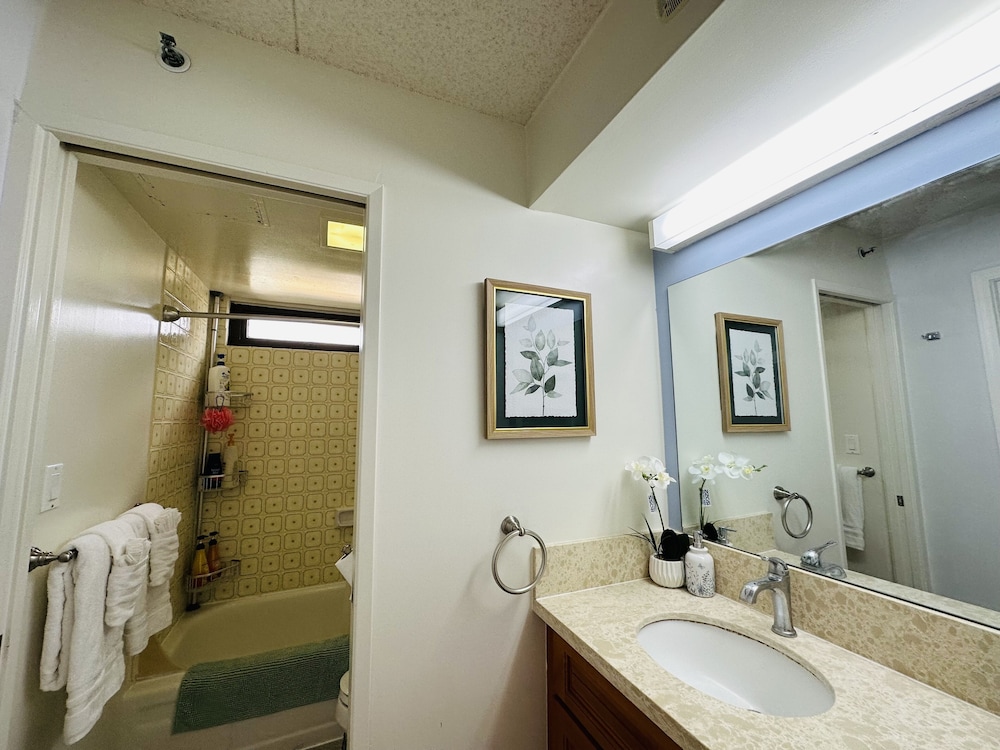 Waikiki Banyan-Free Parking-Free WI-FI: bathroom photo