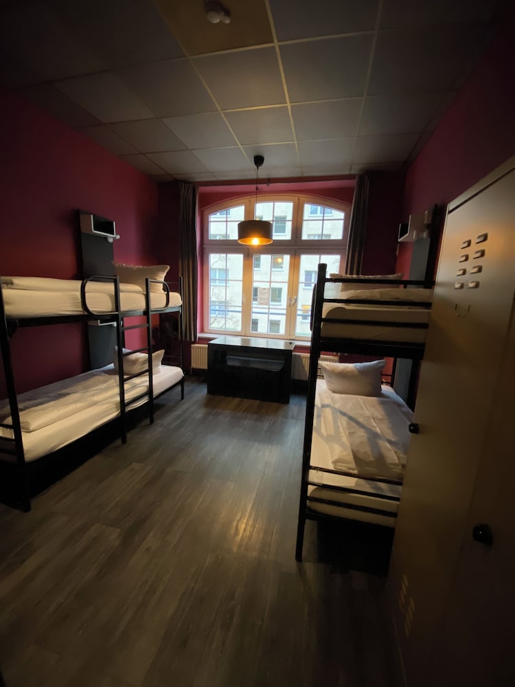 Singer109 Hostel