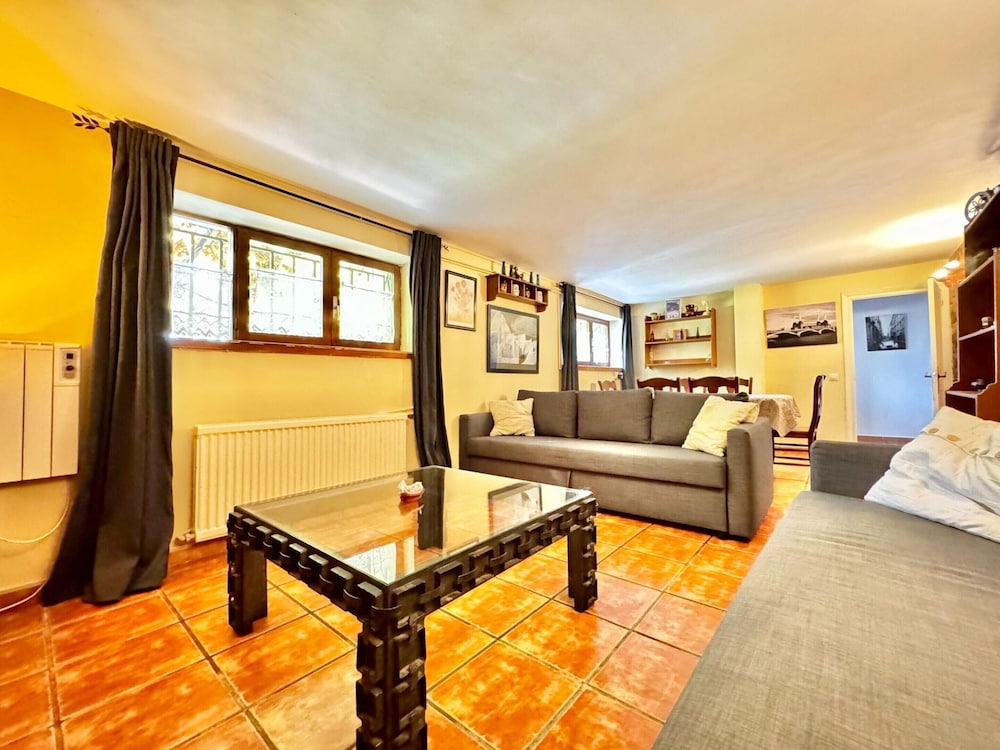 Rural Apartment With Direct Access to the Pool