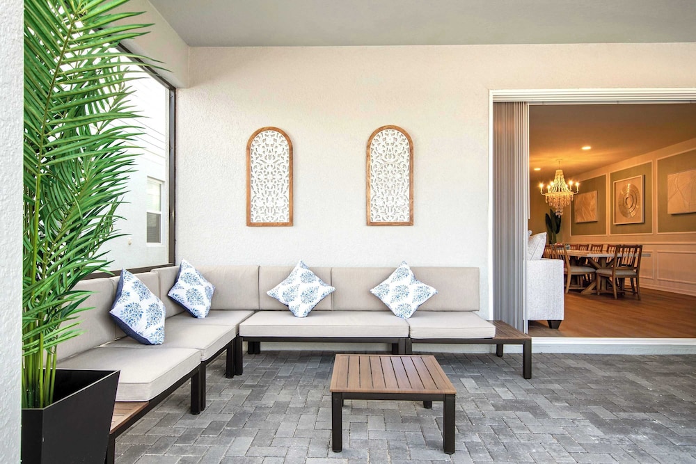 Bright & Spacious 7BR Pool Villa w/ Game Loft New Windsor Cay Resort Near Disney