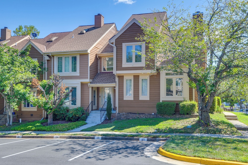 Close to Hospital & Dulles: Herndon Townhome
