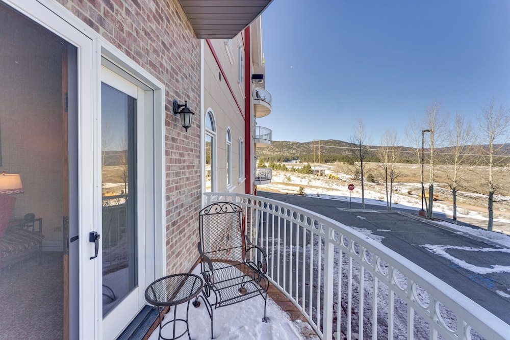 1 Mi to Skiing: Mtn-view Condo in Angel Fire!