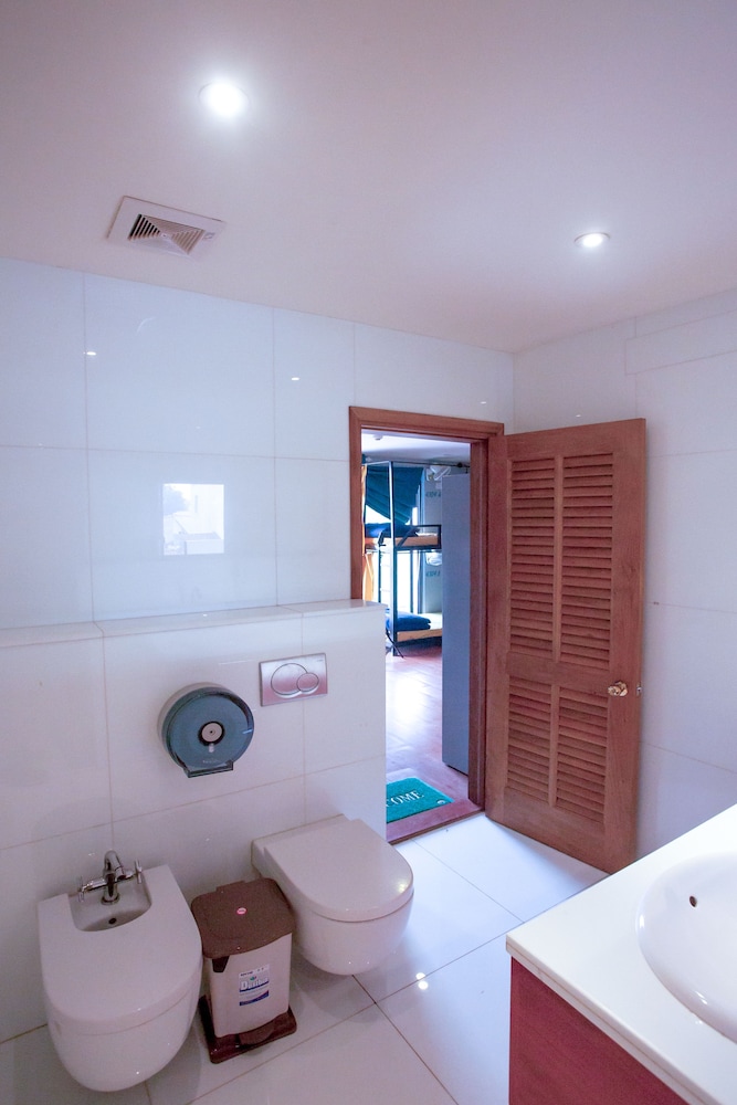 RedDoorz Hostel @ Signature Inn