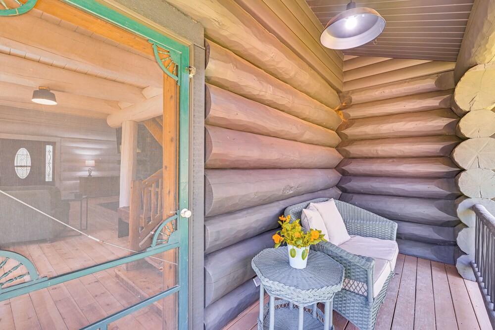 4 Mi to Dtwn: Spacious Family Cabin in Jonesville!