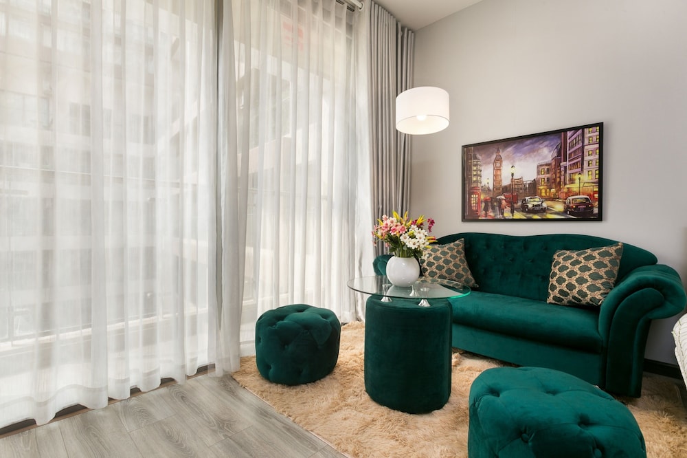 Jennifer House - Millenium Apartment
