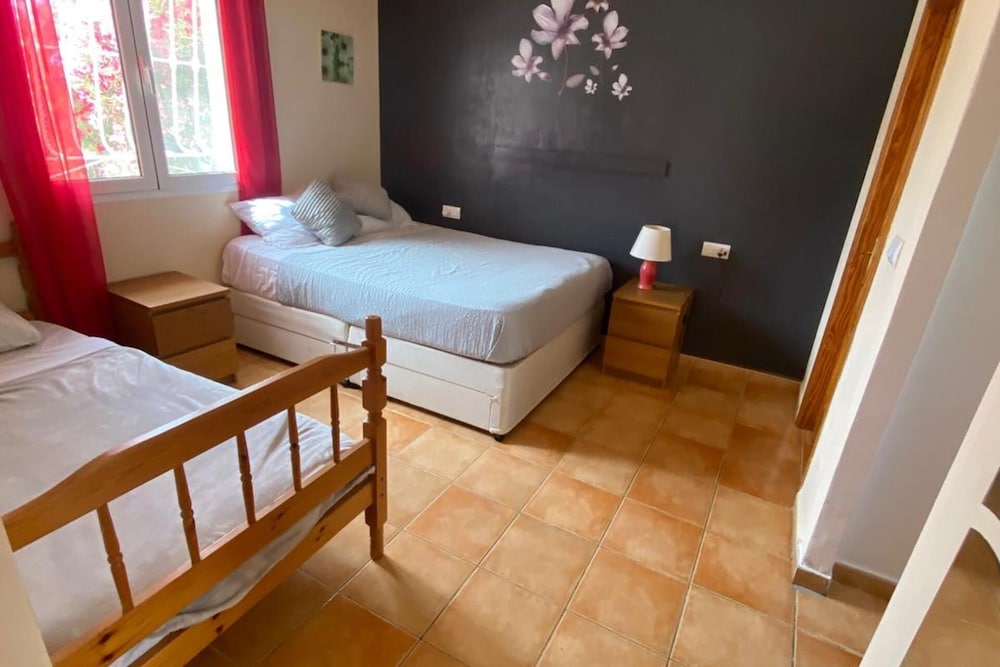 Casa Bueno Sunset Villa - Sleeps 7, Pool & Aircon