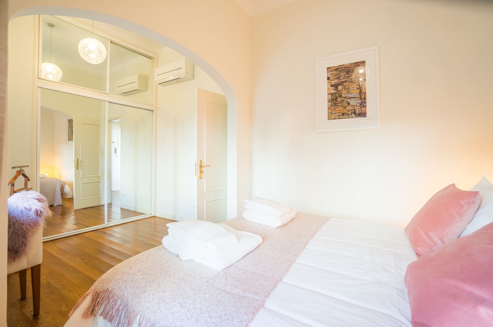 Panoramic Tagus River Terrace Apartment in Alfama view 4