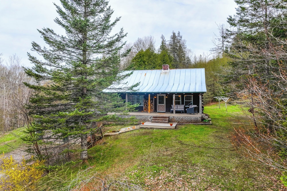 2 Mi to Lake Willoughby: Peaceful Log Cabin!