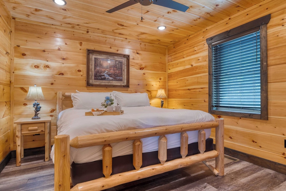 All Fun & Games by Avantstay Indoor Pool, Game Room, Theater, Mountain Views Near Pigeon Forge & Dollywood