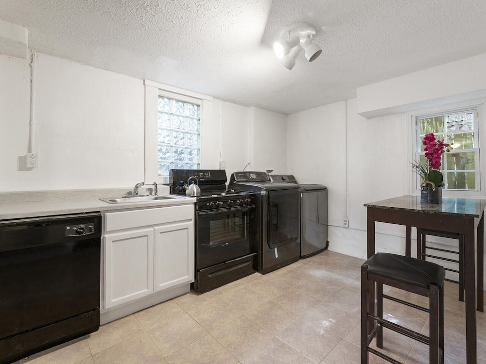 Bsmt Suite Near Stadium w Parking Coffee BBQ AC