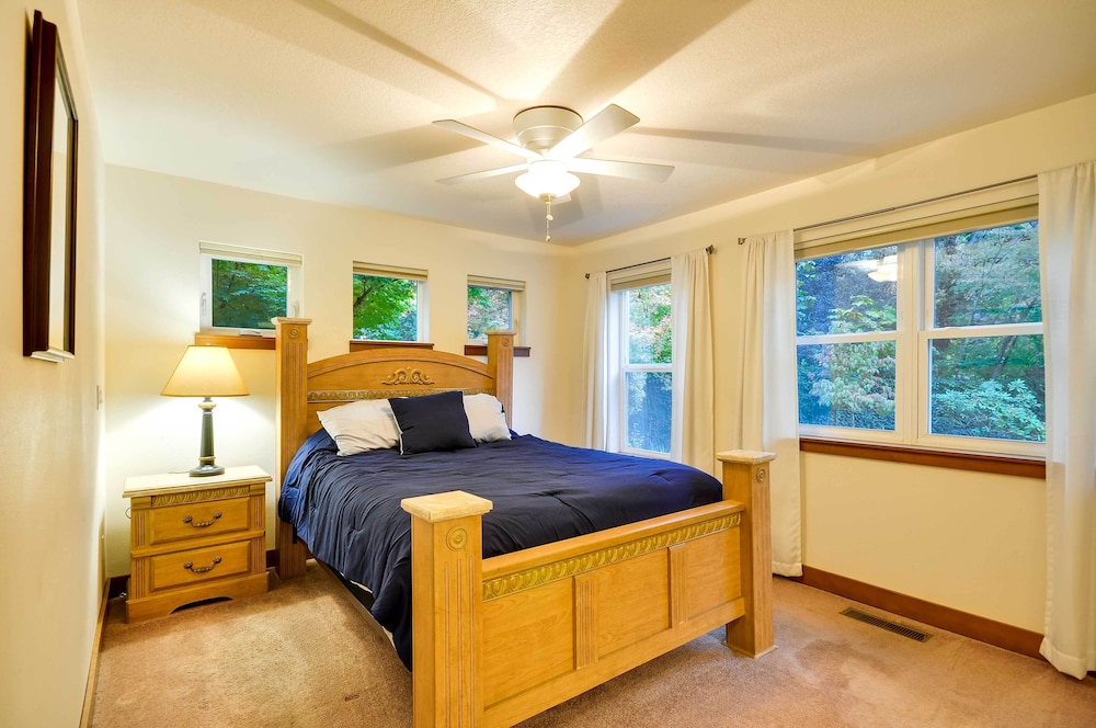 Dog-friendly Milwaukie Home: 9 Mi to Dtwn Portland view 5