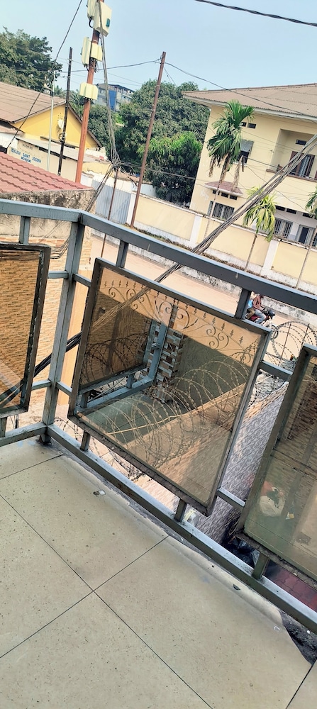 Serene 5-bedroom Apartment in Kinshasa's 10ème Rue Limete-résidentiel