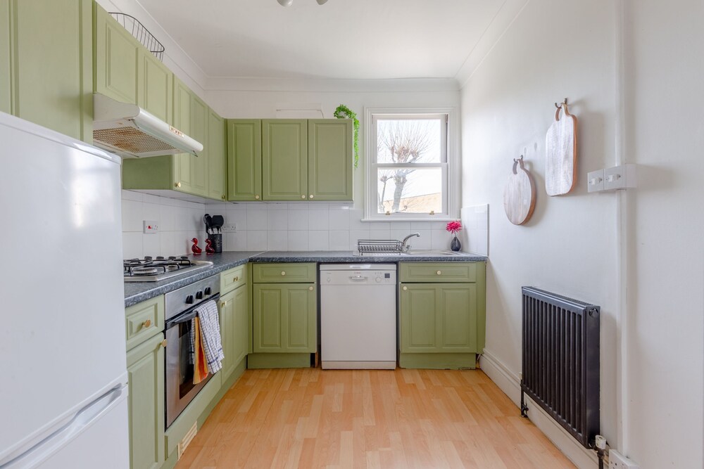 Spacious 3 Bedroom Flat in Brixton