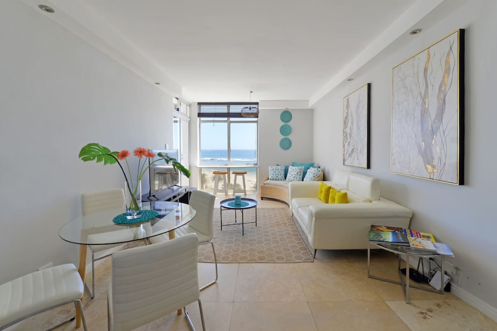 Top-floor 2-bed Beachfront Sunny Camps Bay Views