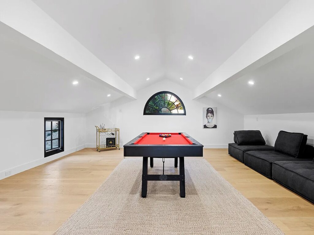 Villa Costera - Tree-lined Tranquility: 3-level Entertainer's Dream