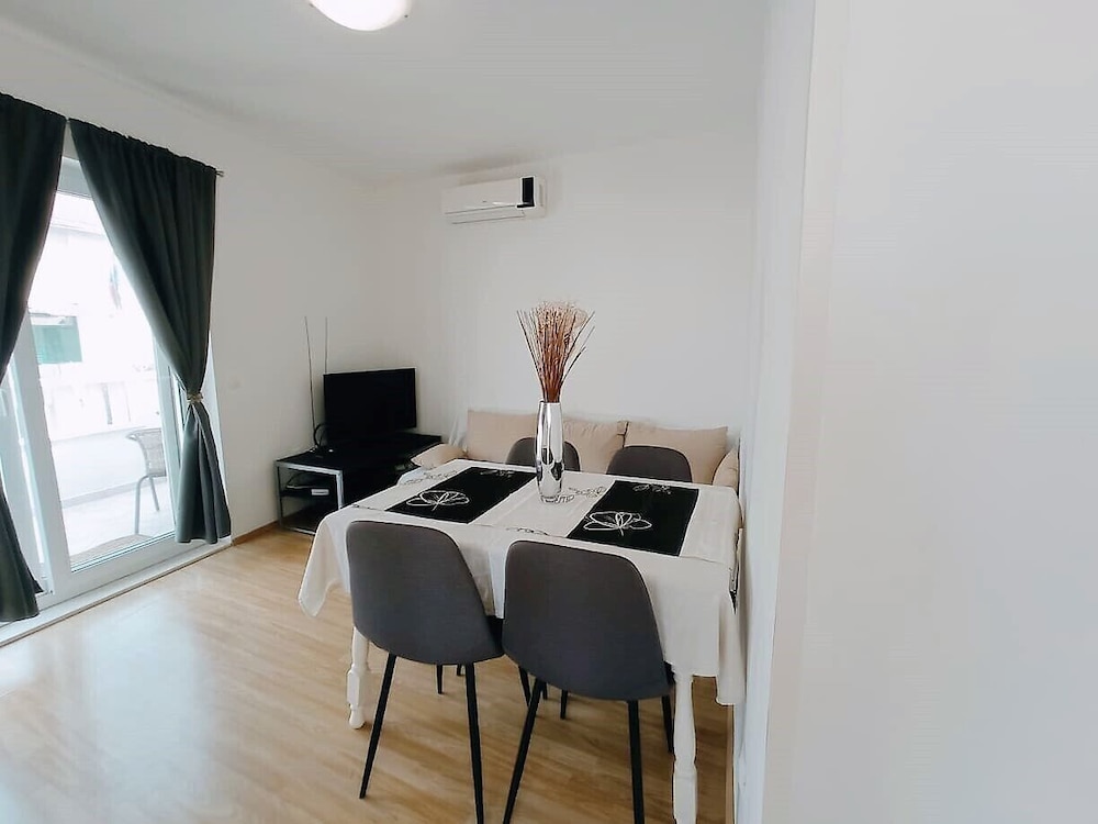 Cute apartment in stone house near sea