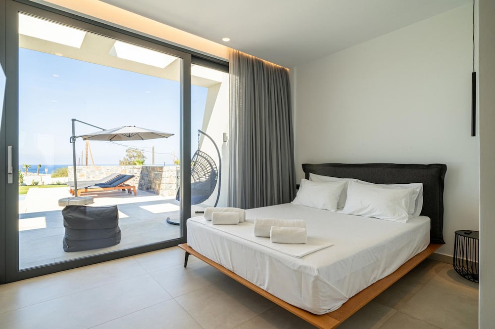 Aethra Grand- Luxury 5-bed Villa 850m From Beach