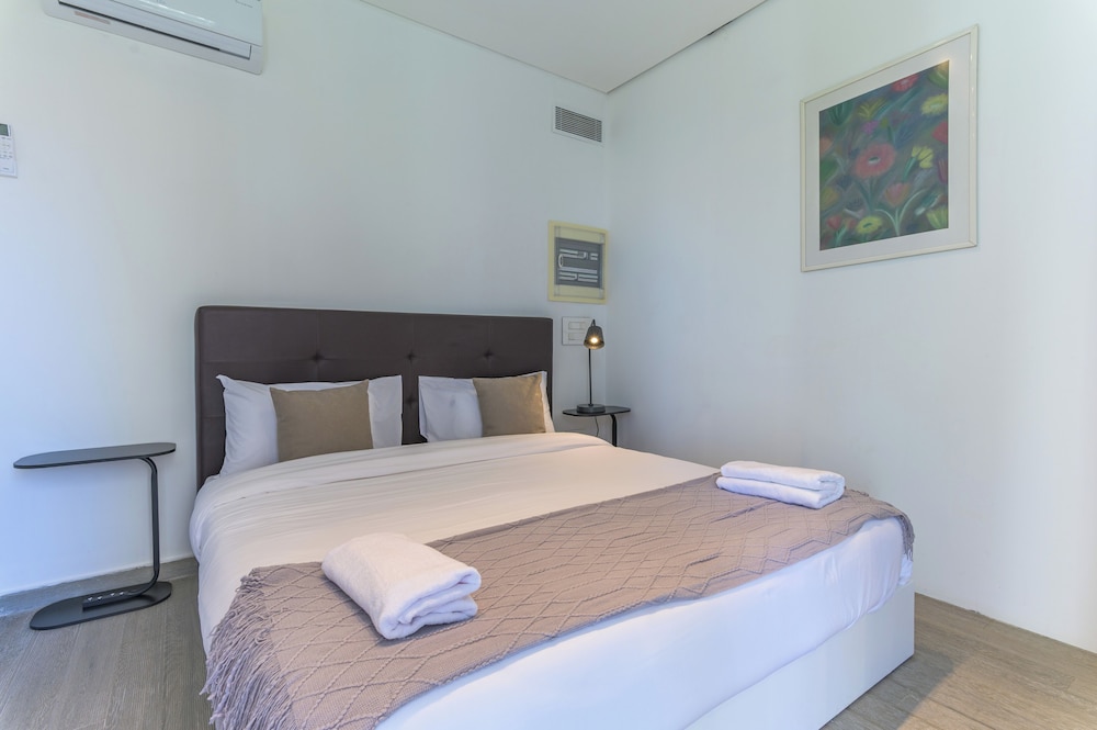 GlassHaus Rooftop 2-BR & Pool in Ghazir