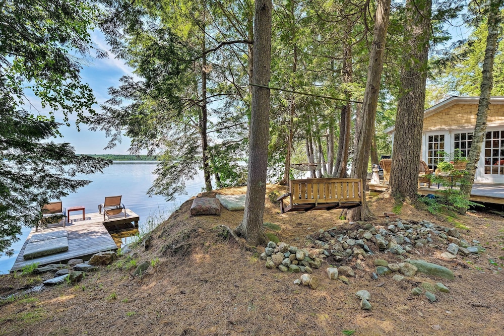 Cozy Lakefront Madison Cabin w/ Dock & Kayaks
