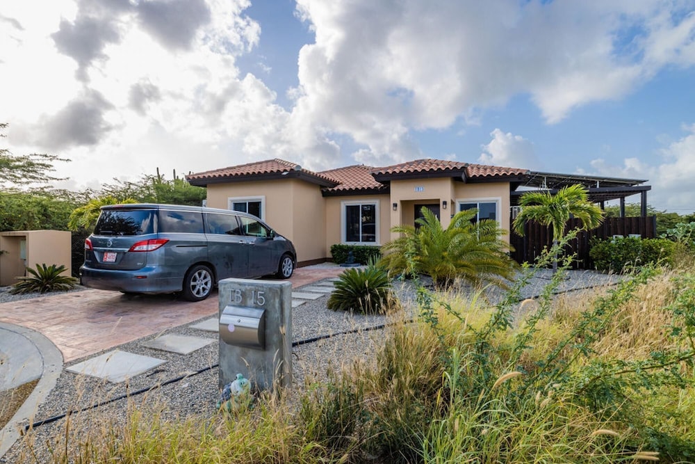 3BR Villa Central Location Private Pool Patio