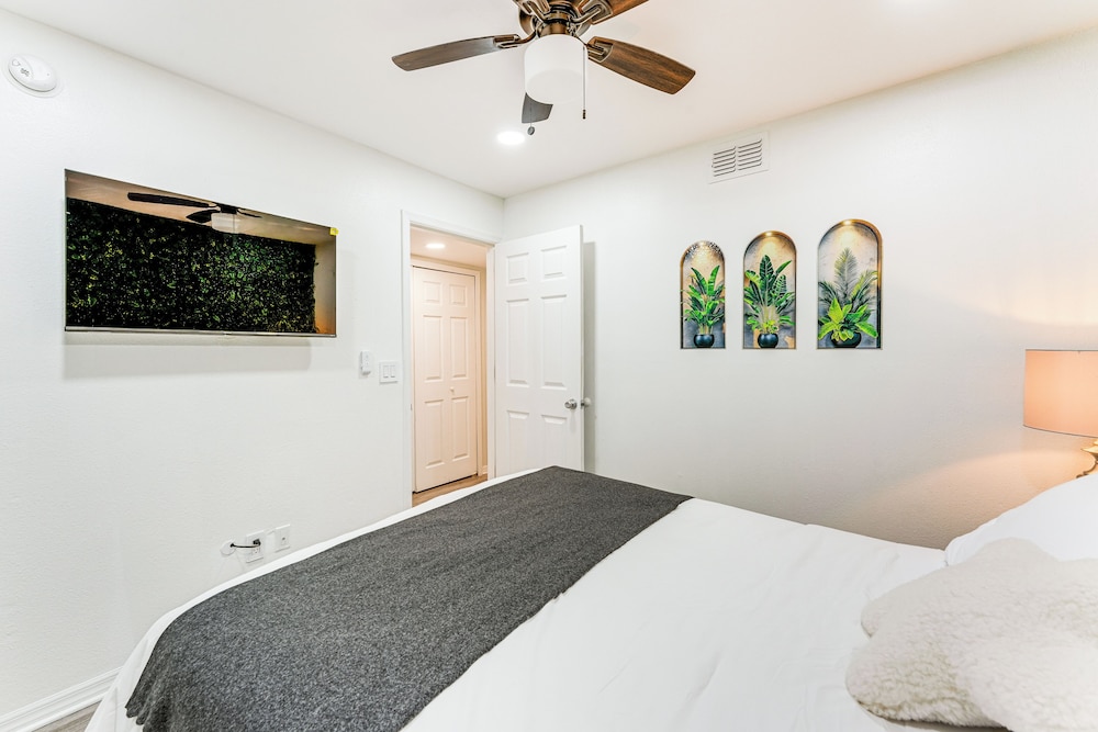 Florida Fun! Family Condo w/ Pool, 8 Mi to WDW