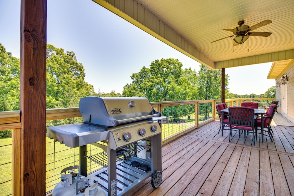 Near Bull Shoals Lake: Spacious Golfer's Getaway!