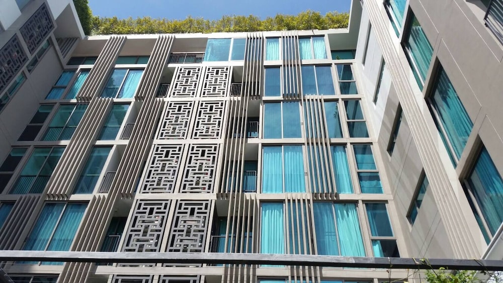 S39- 1 Bedroom Downtown Apt With Balcony and Pool