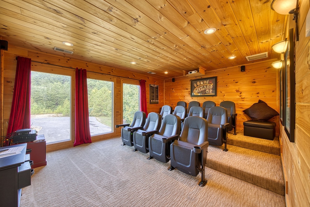 Cabin w Amazing Views Theater Firepit Hot Tub