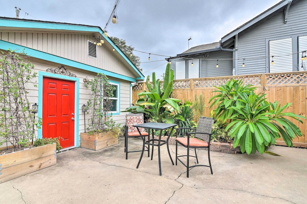 Galveston Group Getaway w/ Private Yard + Fire Pit