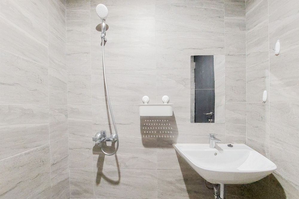 Good And Warm 2Br At Collins Boulevard Apartment