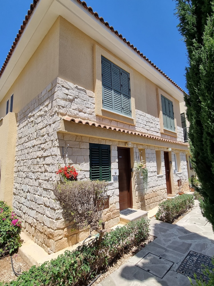 Cyprus Townhouse/ Queen Bed/ Pool/ Patio/air/freep