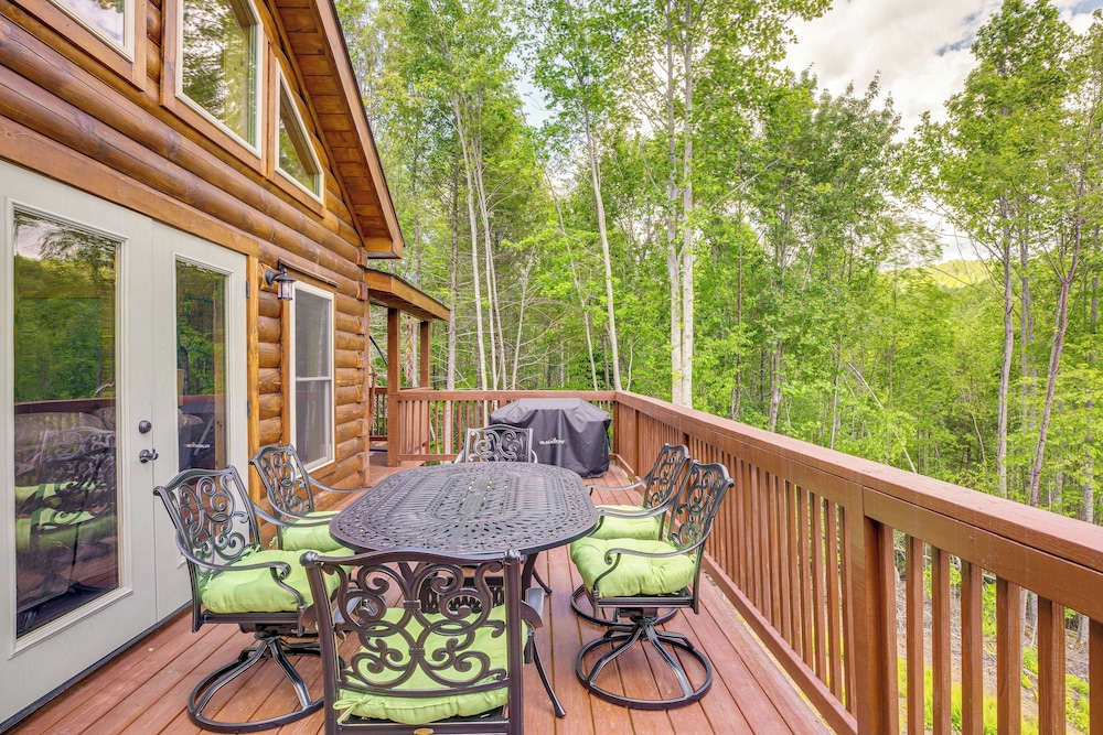 Lakefront Cabin in Elk Park w/ Hot Tub & Mtn Views